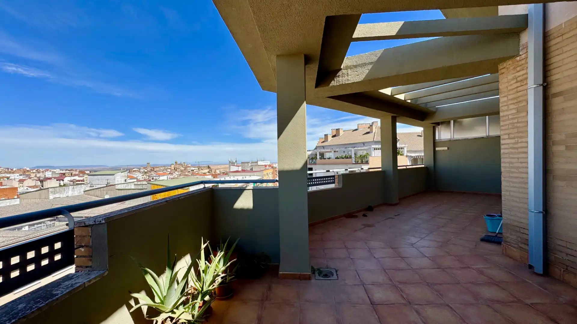 Terrasse von Maisonette zum Verkauf in Cáceres mit Klimaanlage, Heizung und Parkett
