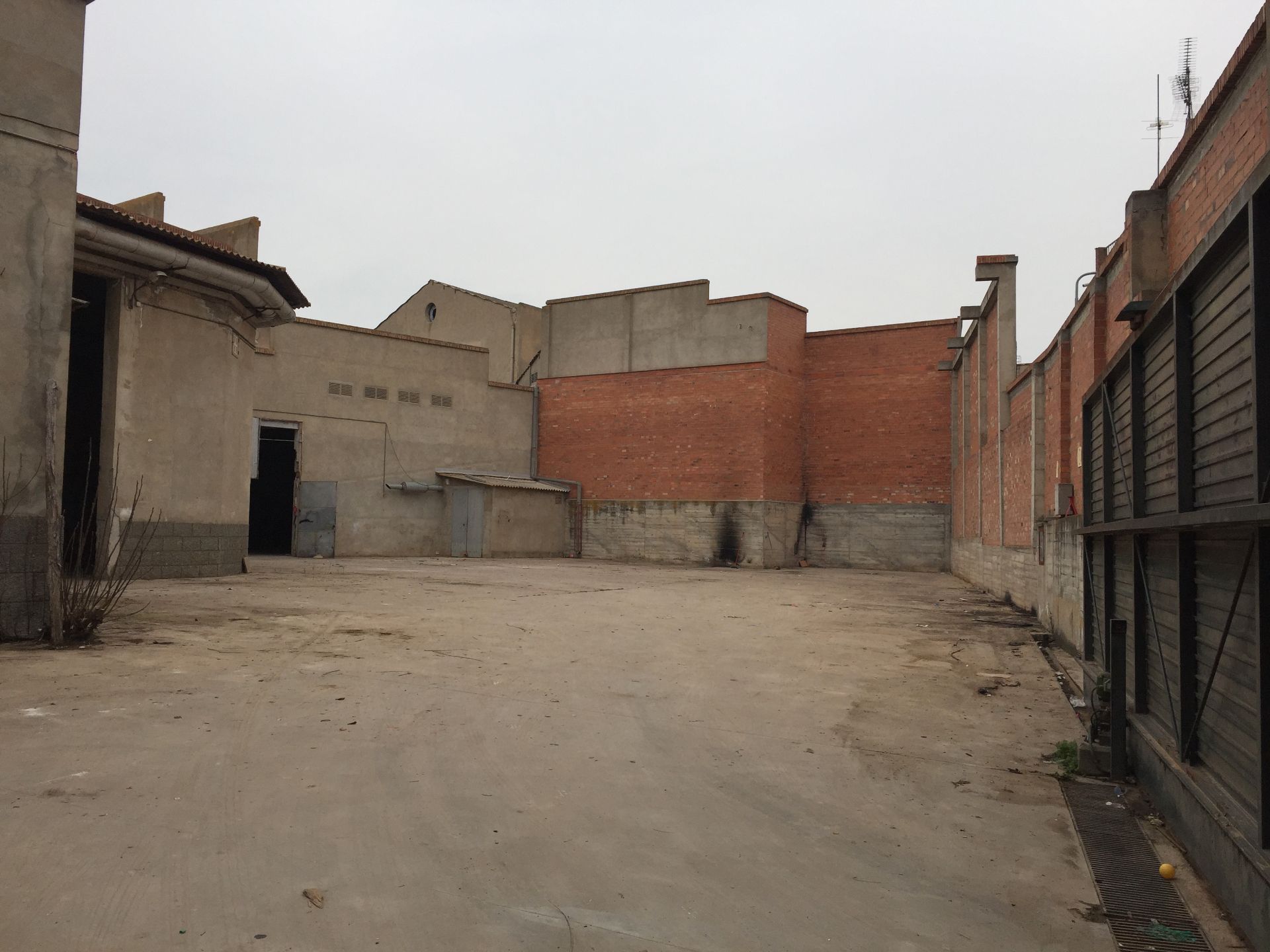 Vista exterior de Nau industrial de lloguer en Alfarràs amb Alarma