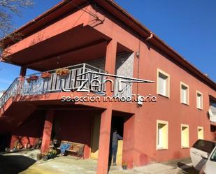 Vista exterior de Casa o xalet en venda en Oviedo  amb Calefacció, Parquet i Terrassa