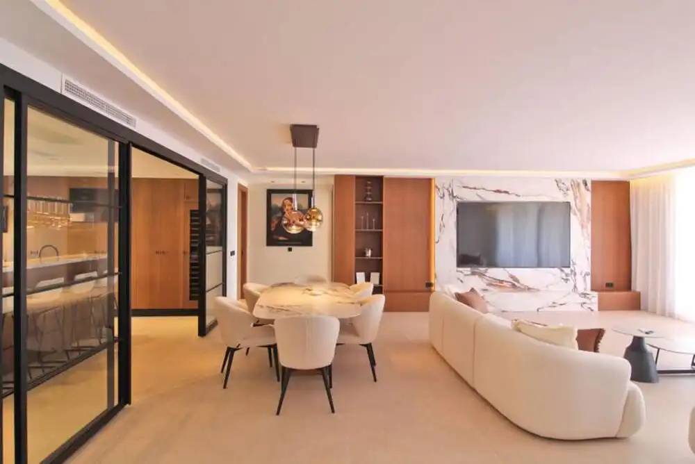 Apartamento con piscina en venta en Nueva Andalucía, imagen 2