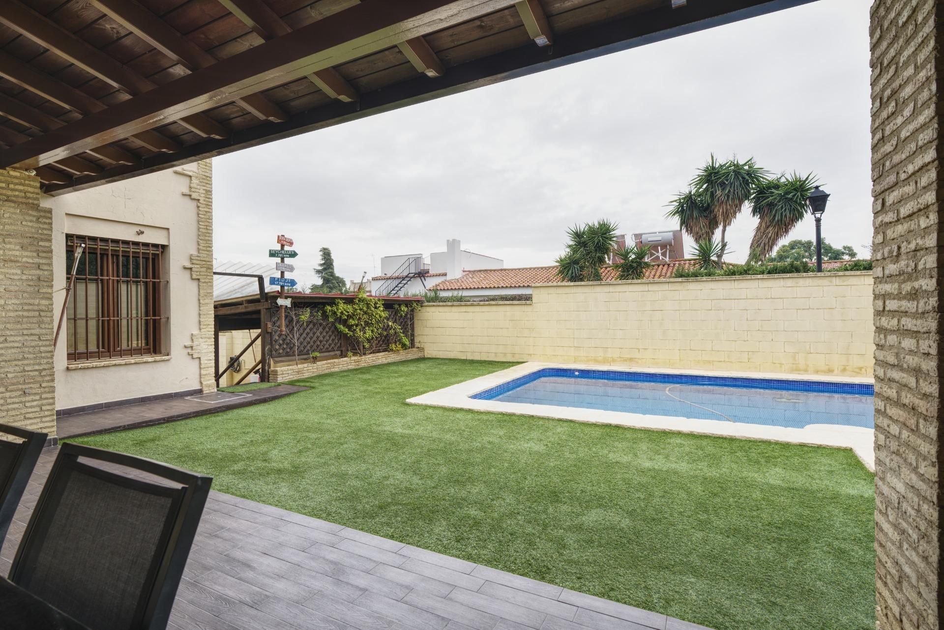 Swimming pool of House or chalet for sale in Castilleja de la Cuesta  with Air Conditioner, Private garden and Terrace