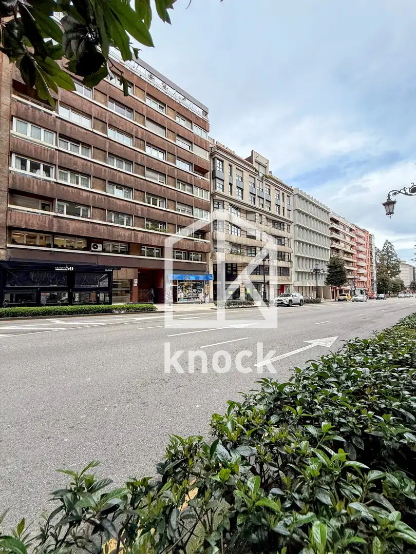 Vista exterior de Pis en venda en Oviedo  amb Calefacció, Parquet i Traster