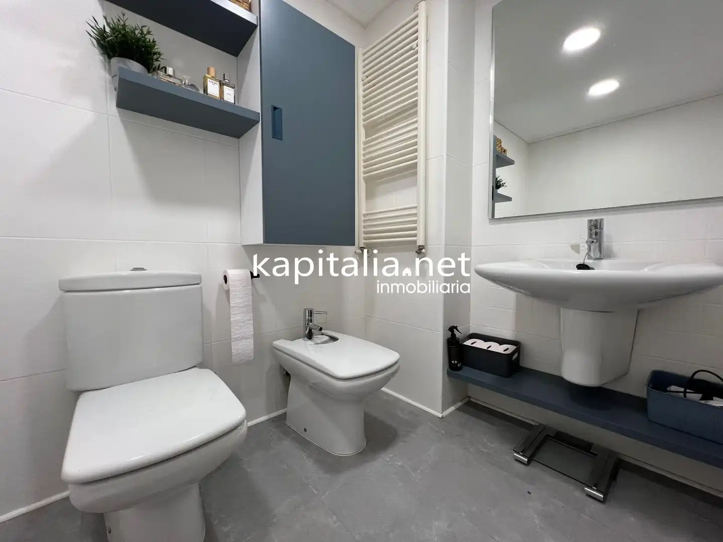 Bathroom of Flat for sale in Ontinyent  with Air Conditioner, Heating and Storage room