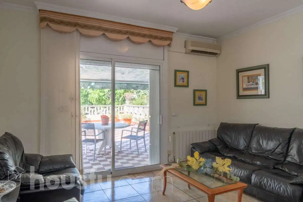 Sala de estar de Planta baja en venta en Vilanova i la Geltrú con Aire acondicionado, Calefacción y Terraza
