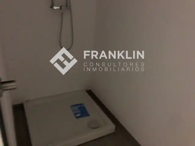Badezimmer von Fabrikhallen zur Miete in Celrà