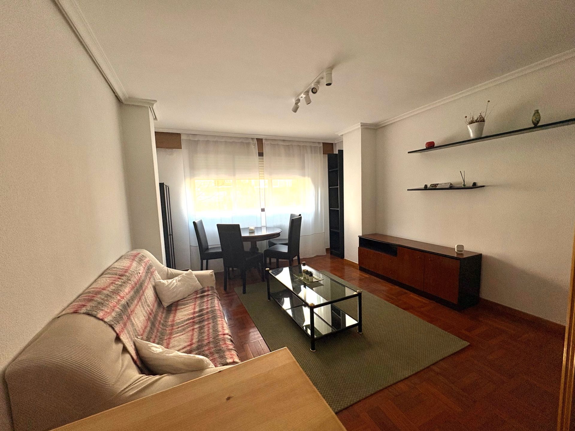 Sala d'estar de Apartament en venda en Burgos Capital amb Calefacció, Parquet i Moblat