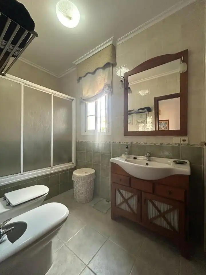 Baño de Casa o chalet en venta en Alcalá de Guadaira con Aire acondicionado, Jardín privado y Terraza