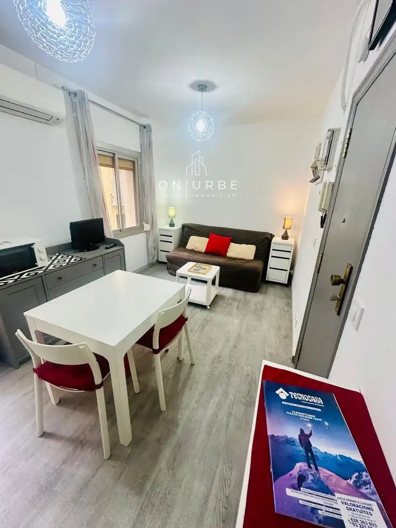 Sala d'estar de Pis en venda en Barcelona amb Aire condicionat, Terrassa i Moblat