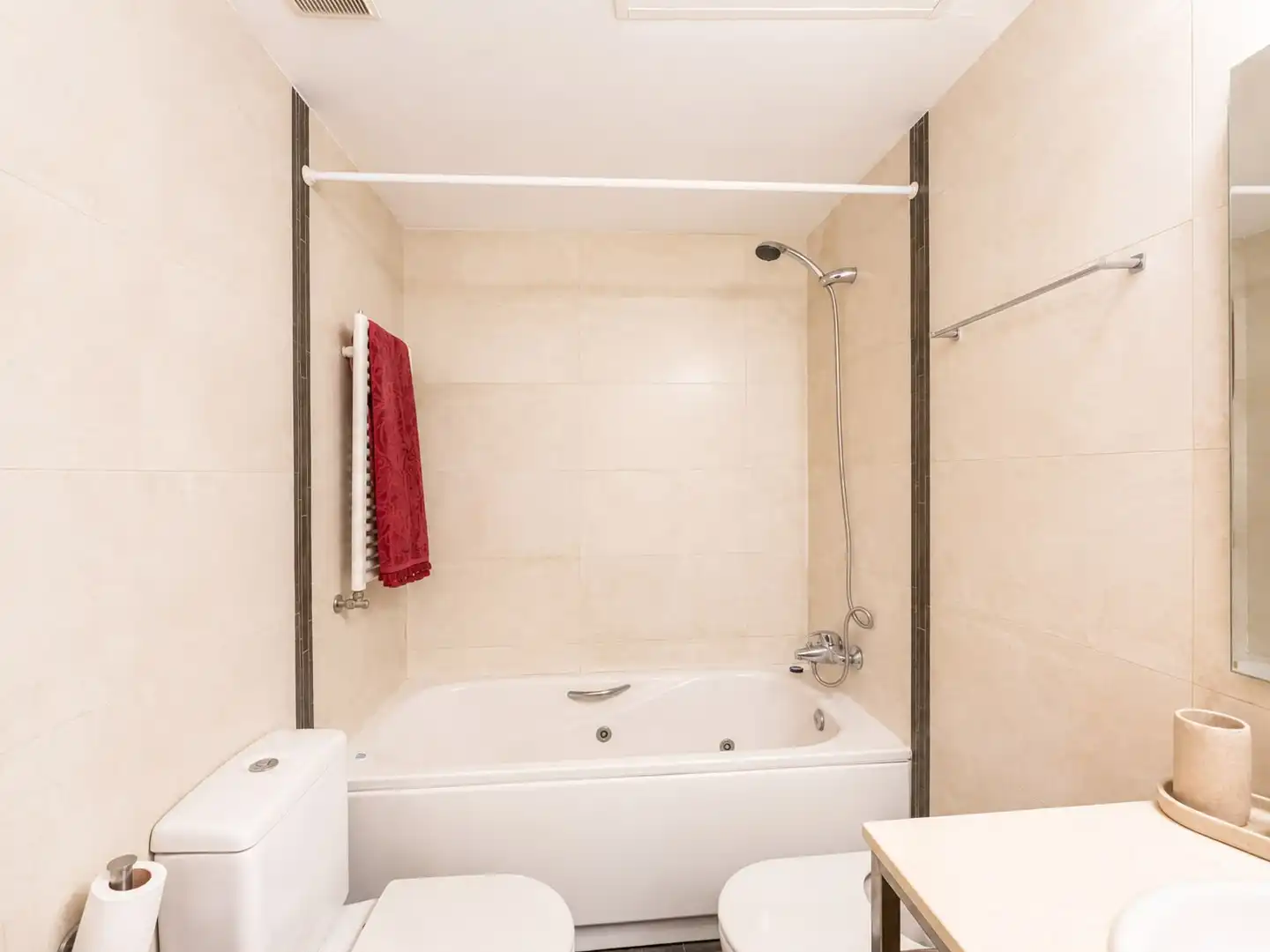Bathroom of Flat for sale in Madrid  with Air Conditioner, Private garden and Storage room