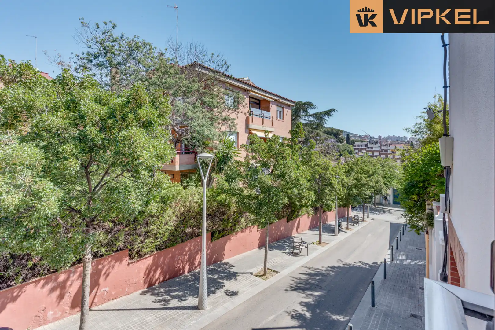 Außenansicht von Einfamilien-Reihenhaus zum Verkauf in Barcelona mit Privatgarten und Terrasse