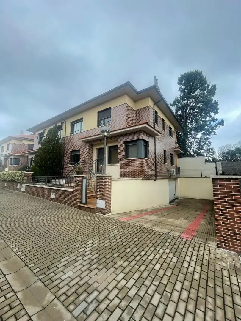 Exterior view of Houses for sale in Valladolid  with Heating, Terrace and Community pool