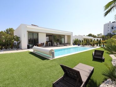 Chalet con balcón en venta en Orihuela Costa