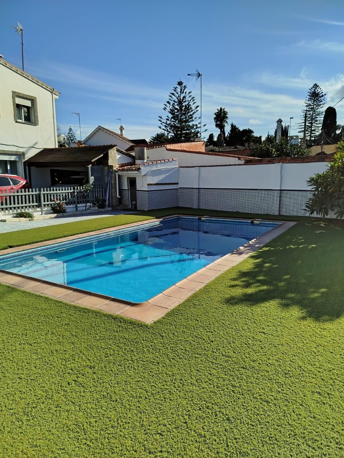 Swimming pool of House or chalet for sale in Algeciras