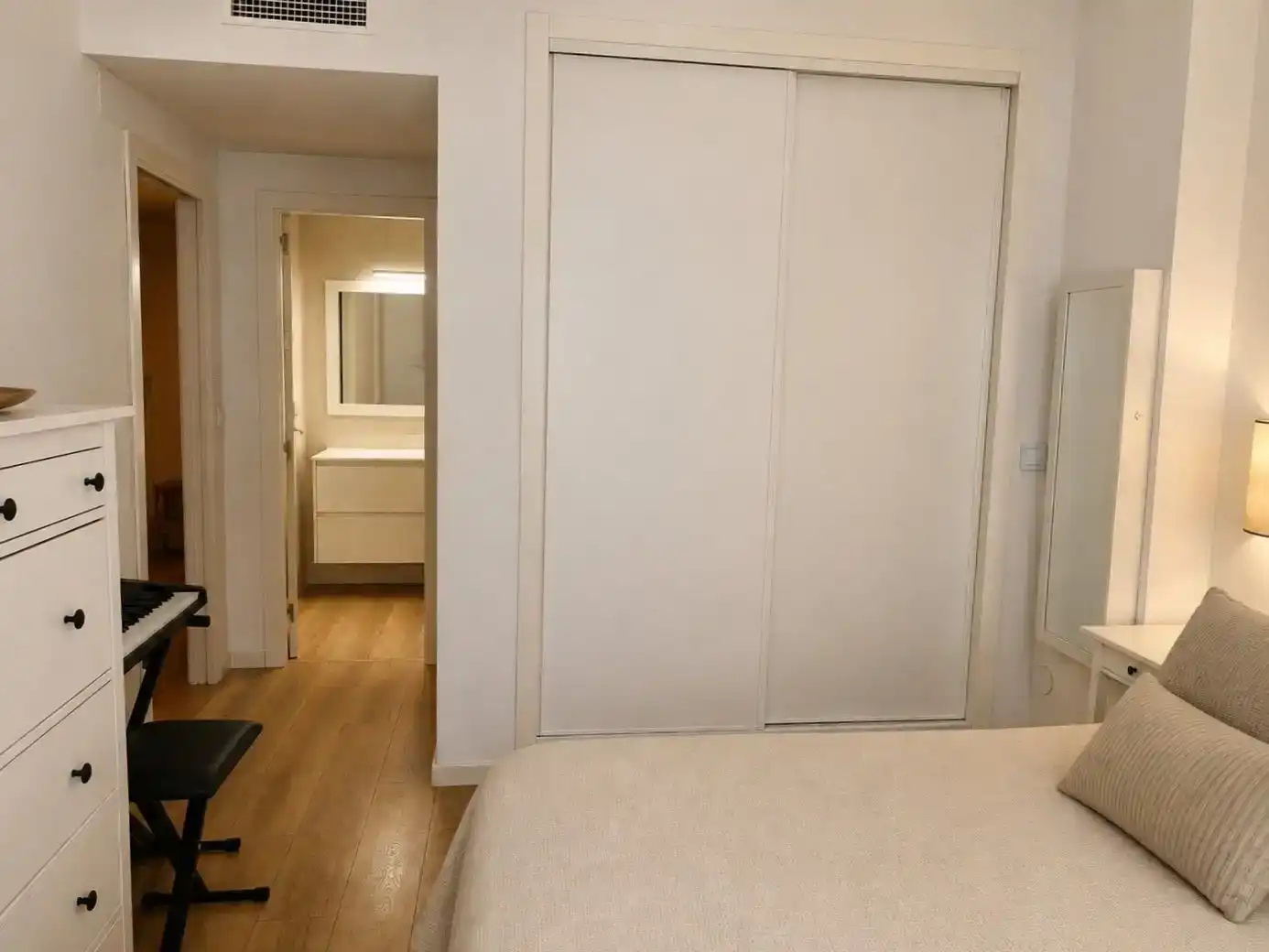 Dormitori de Dúplex de lloguer en Córdoba amb Aire condicionat, Jardí privat i Parquet