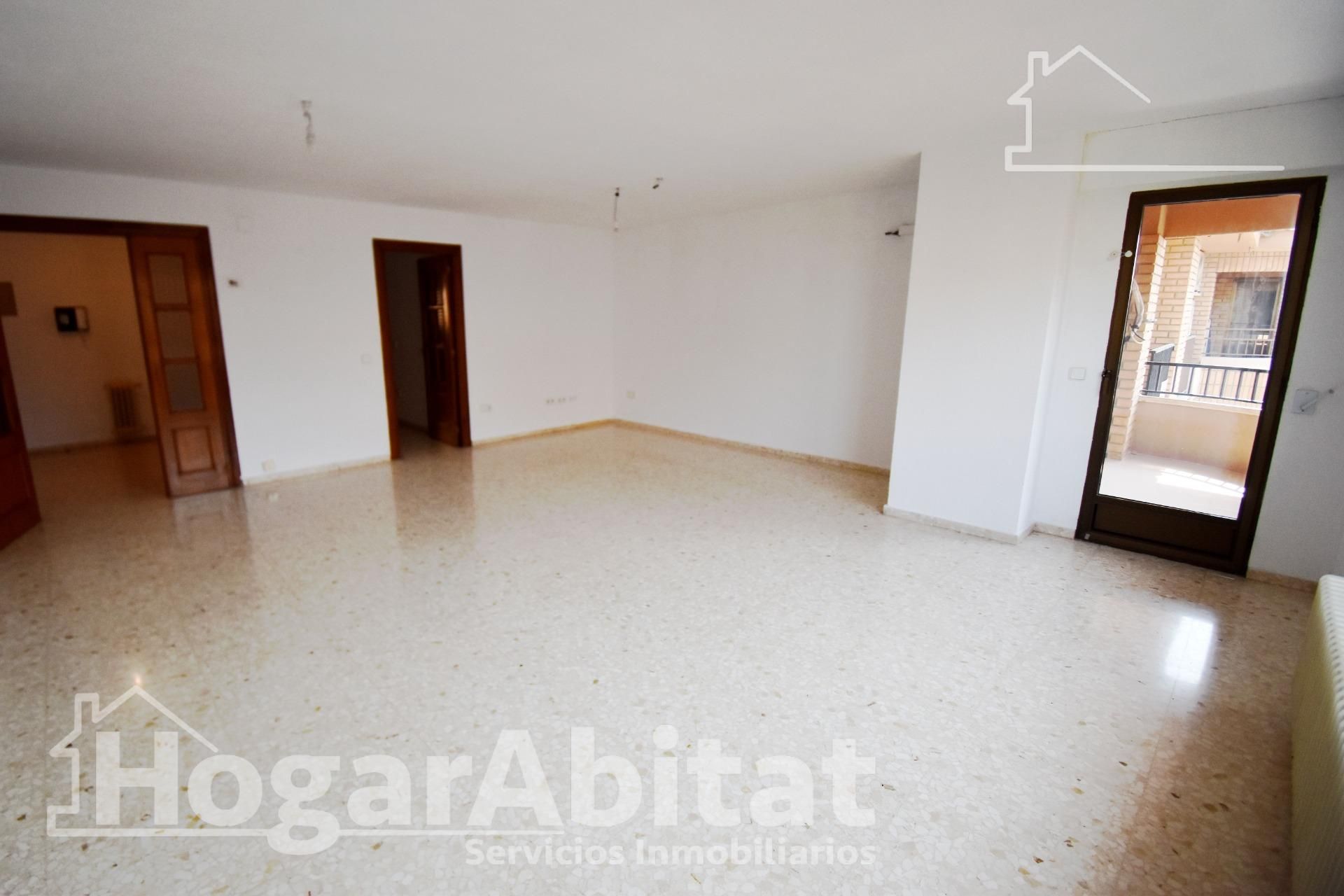 Sala de estar de Piso en venta en Castellón de la Plana / Castelló de la Plana con Calefacción, Terraza y Trastero