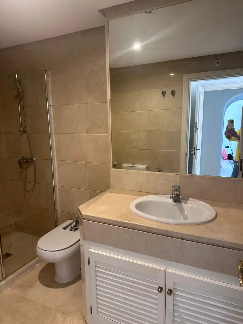 Bany de Pis en venda en Marbella amb Aire condicionat, Calefacció i Jardí privat