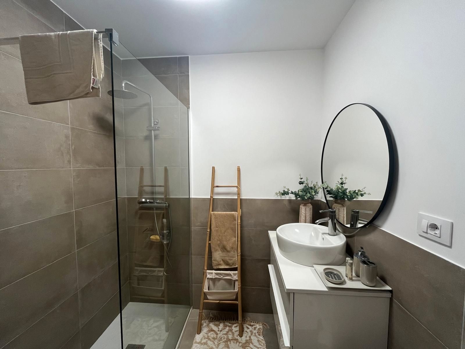 Bany de Apartament en venda en Vigo  amb Calefacció, Terrassa i Traster