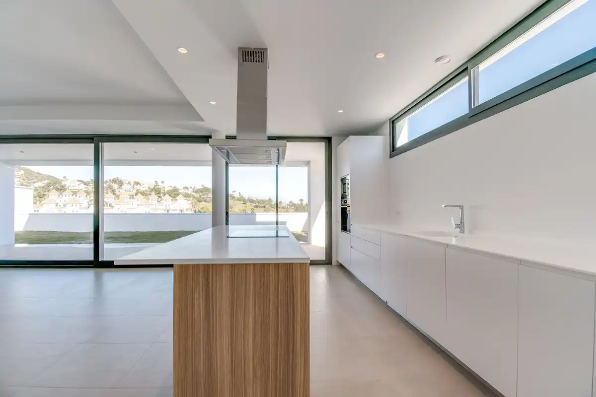 Cuina de Casa o xalet en venda en Manilva amb Aire condicionat, Jardí privat i Terrassa