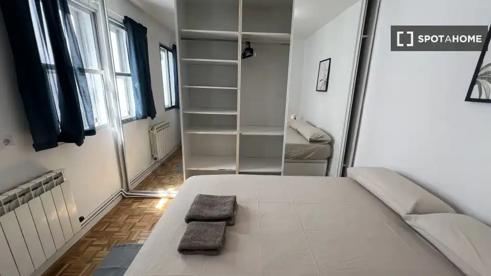 Bedroom of Flat for rent in Madrid  with Air Conditioner, Heating and Furnished
