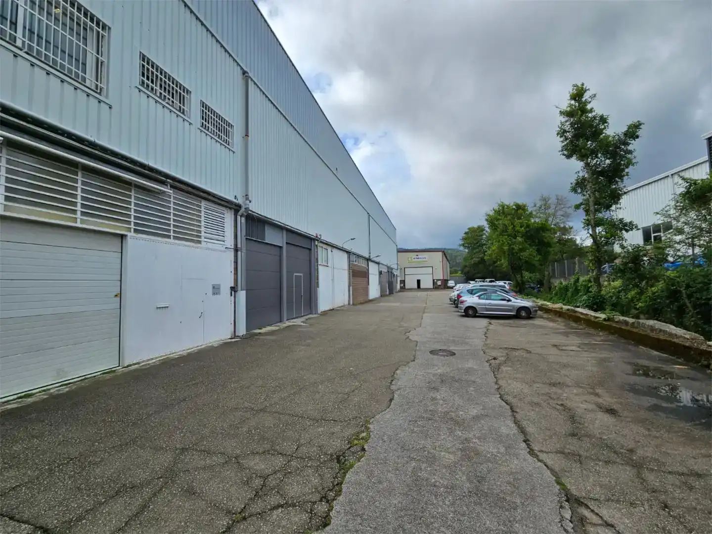 Aparcament de Nau industrial en venda en Vigo 