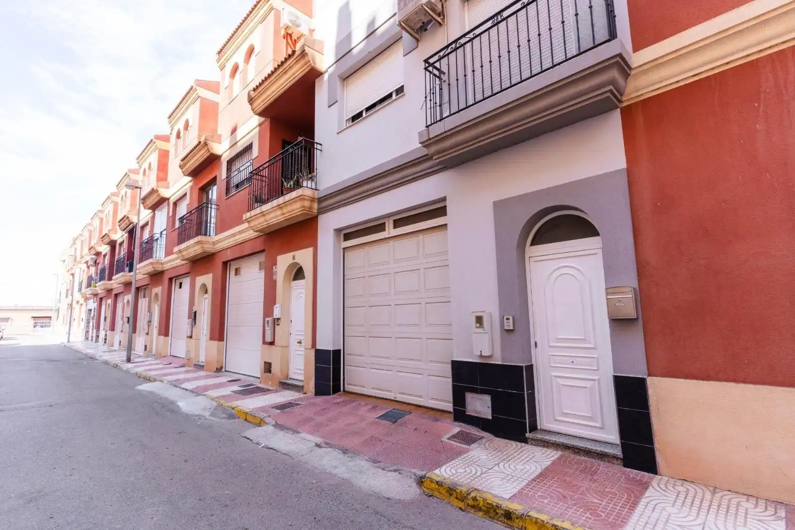 Vista exterior de Casa adosada en venda en Roquetas de Mar amb Aire condicionat i Terrassa
