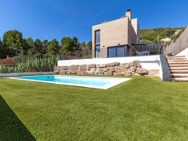 Villa con balcone in vendita a Vallirana