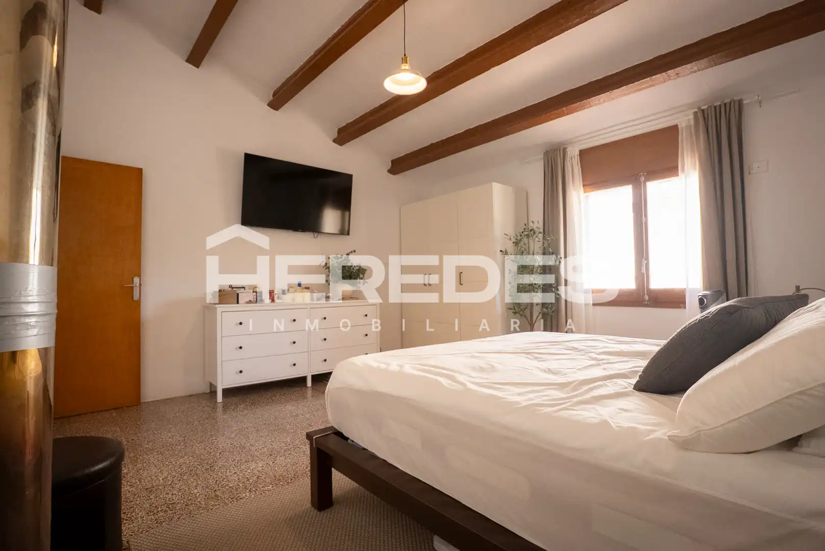 Dormitori de Casa o xalet en venda en Torrelles de Llobregat amb Jardí privat, Terrassa i Moblat