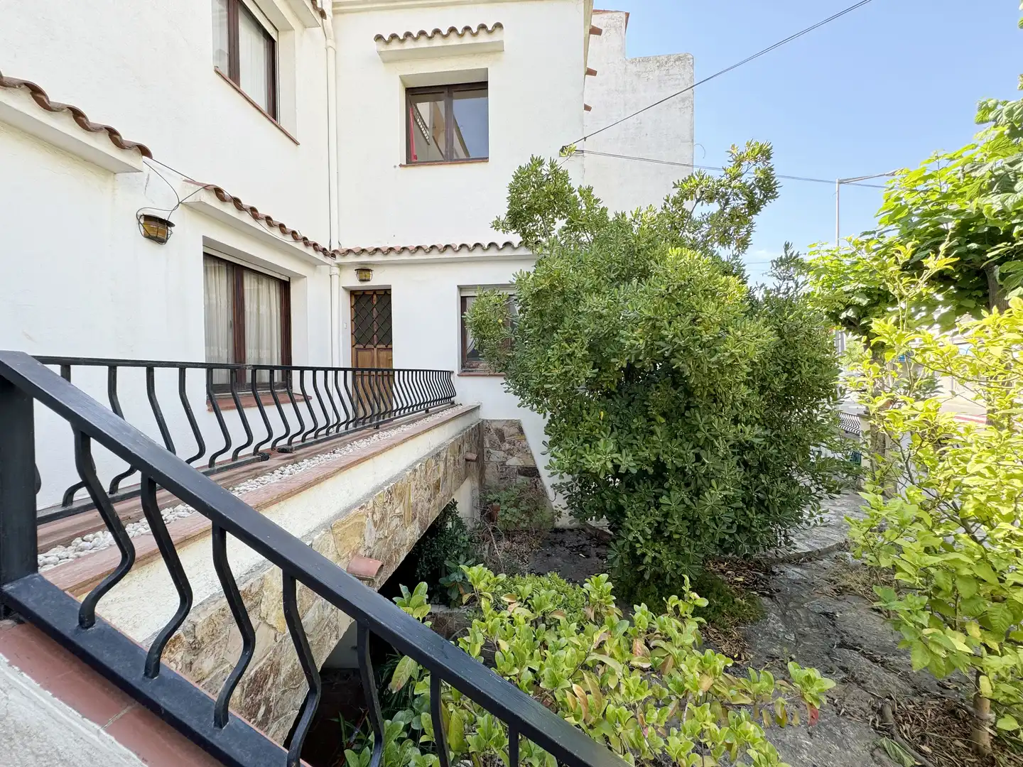 Vista exterior de Casa adosada en venta en L'Escala con Jardín privado, Terraza y Amueblado