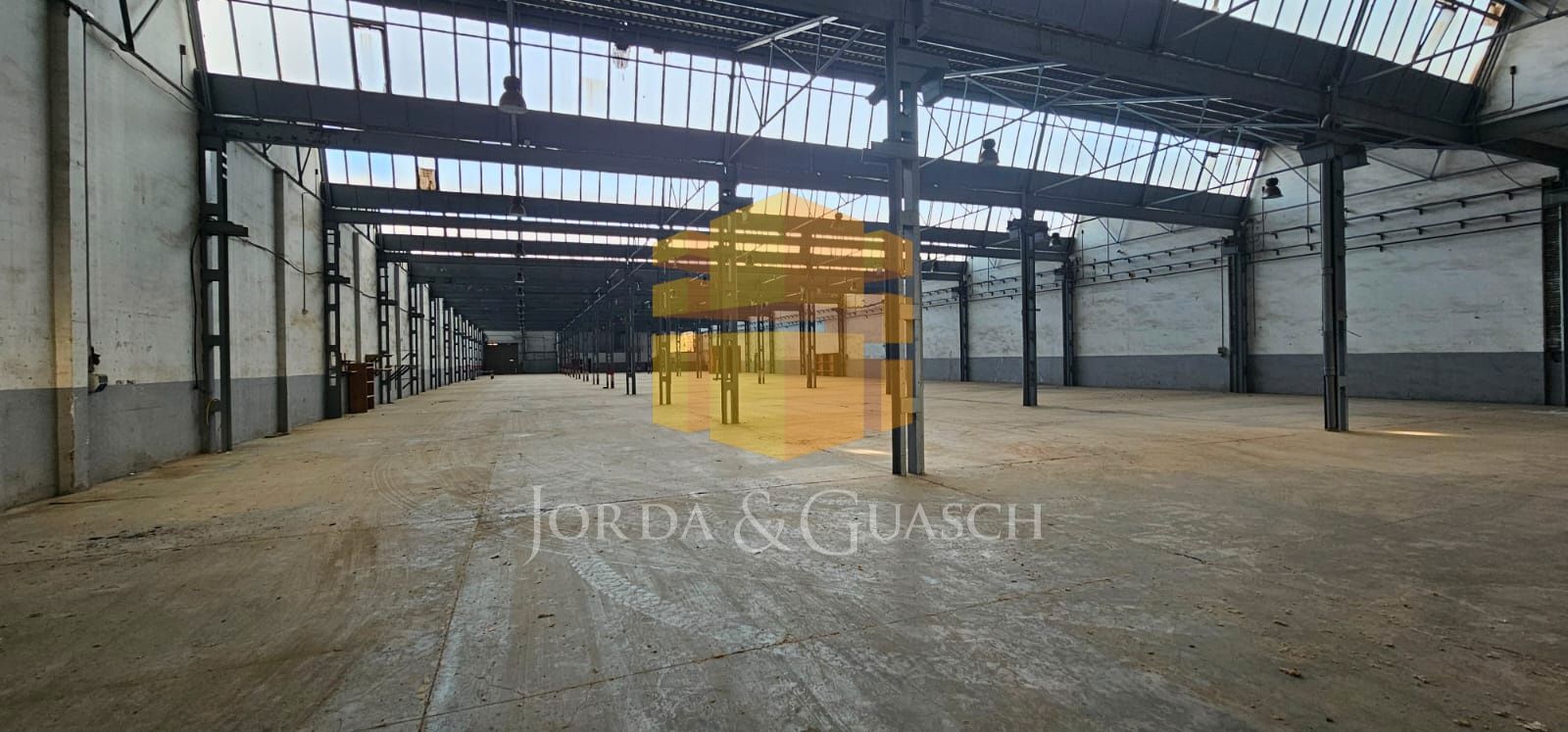 Vista exterior de Nau industrial de lloguer en Cornellà de Llobregat