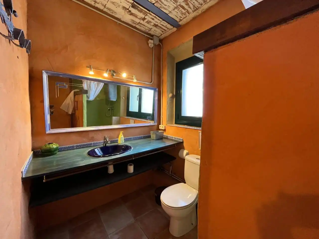 Baño de Finca rústica de alquiler en Aiguaviva con Calefacción, Jardín privado y Terraza