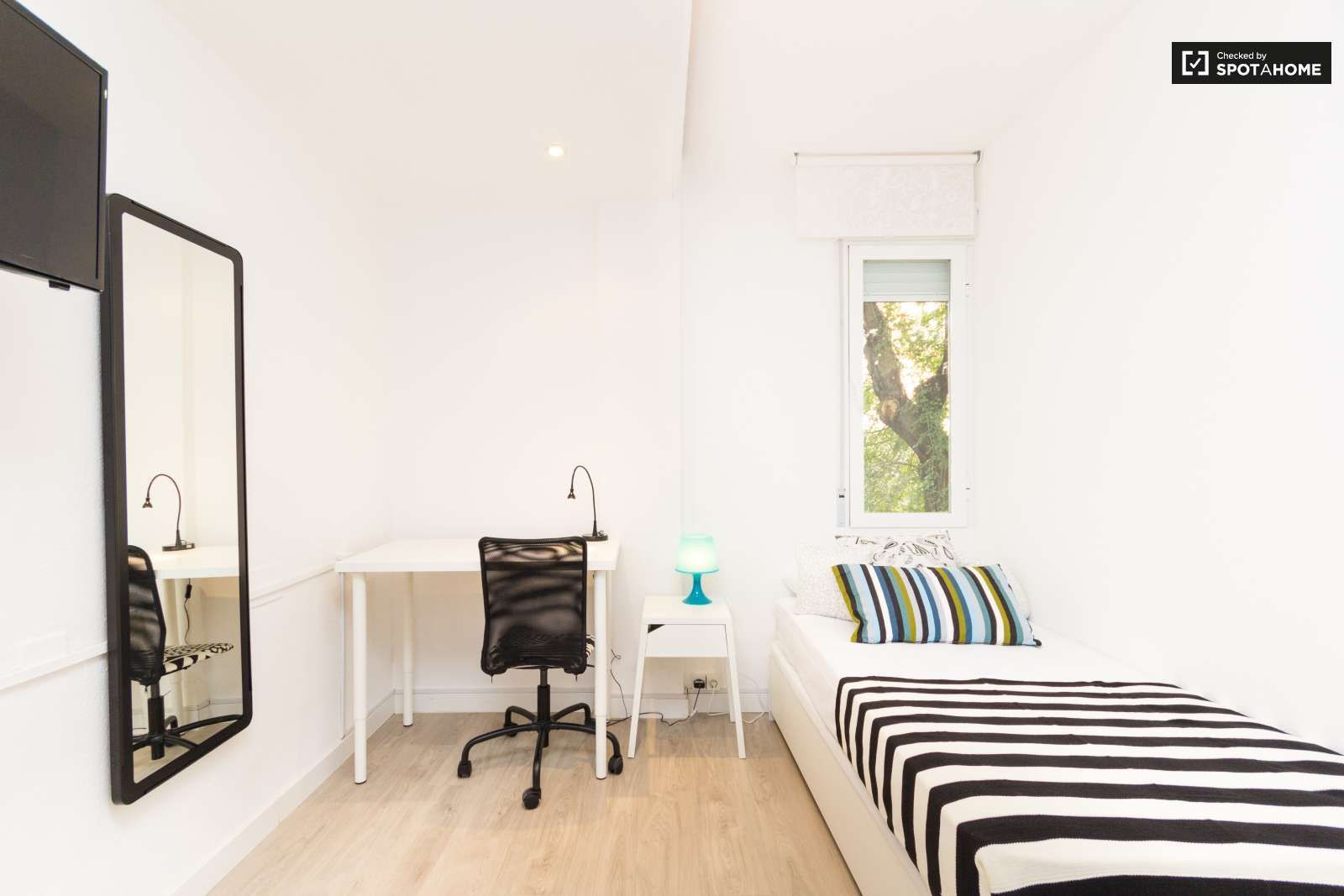 Bedroom of Flat to share in  Madrid Capital  with Air Conditioner and Terrace