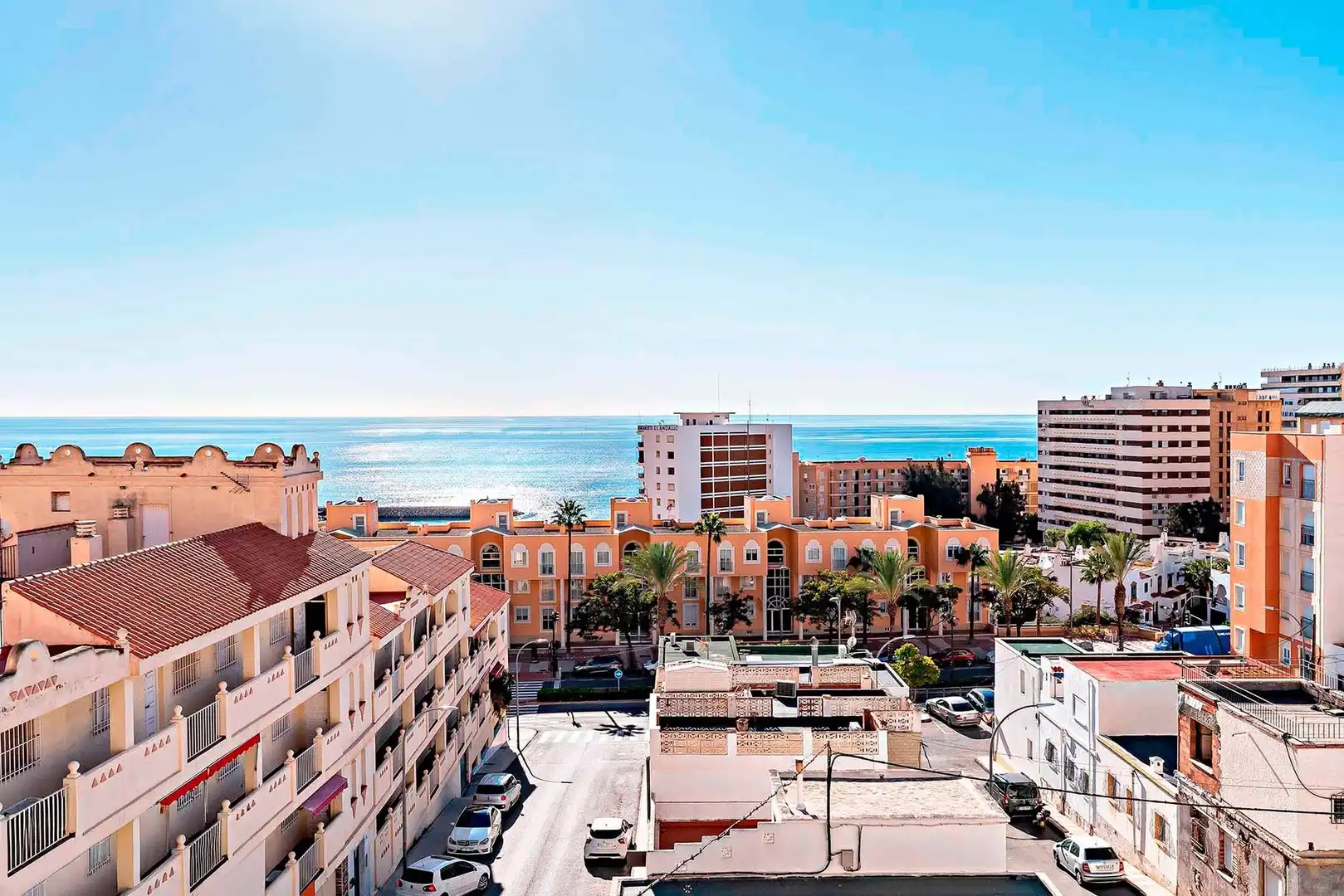 Vista exterior de Casa adosada en venda en Roquetas de Mar amb Jardí privat, Terrassa i Traster