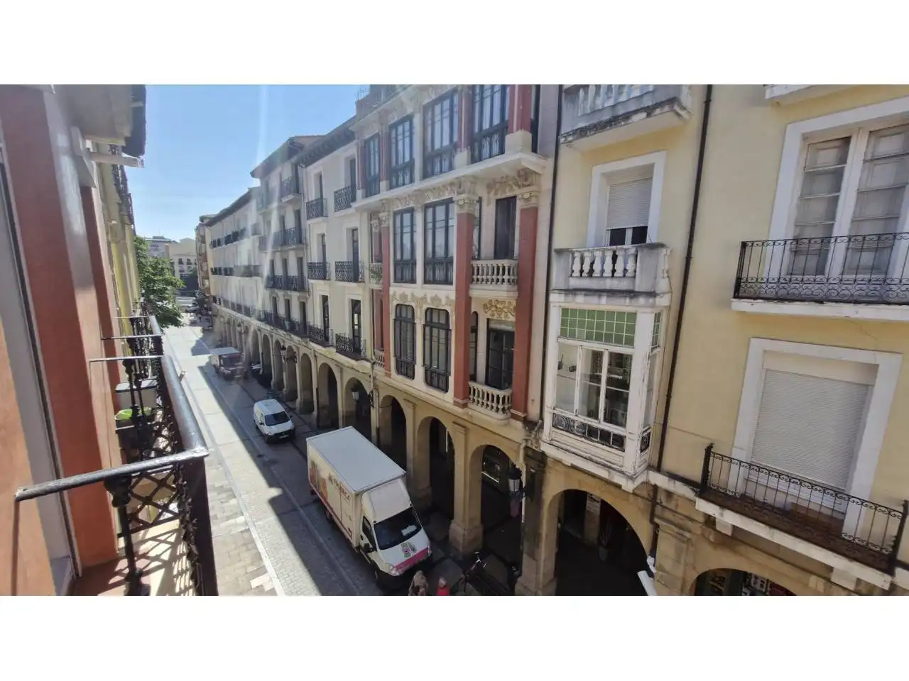 Außenansicht von Wohnung zur Miete in  Logroño mit Heizung, Parkett und Abstellraum