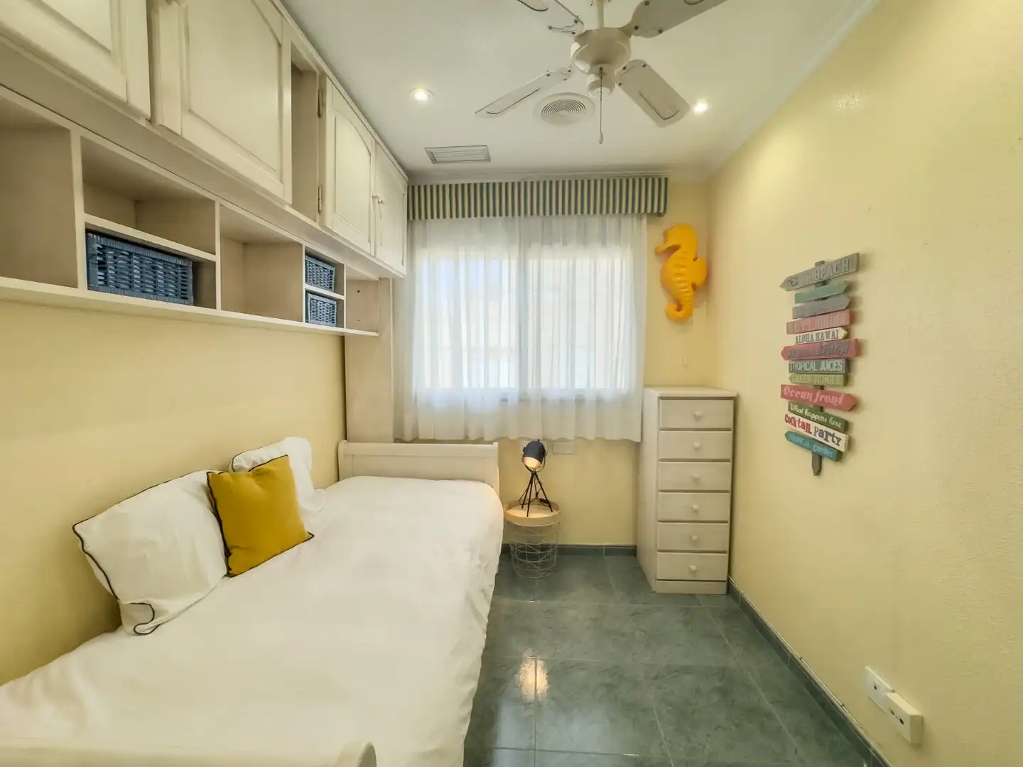 Dormitori de Apartament de lloguer en Santa Pola amb Terrassa, Moblat i Forn
