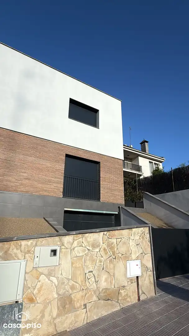 Vista exterior de Casa adosada en venda en Terrassa amb Aire condicionat, Calefacció i Jardí privat