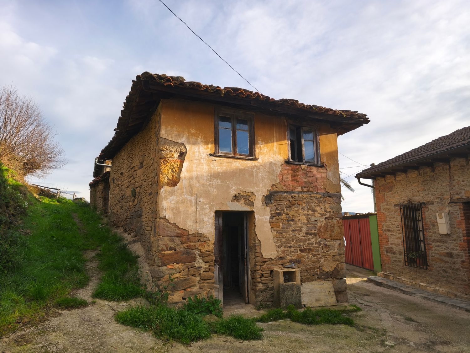 Exterior view of Houses for sale in San Martín del Rey Aurelio  with Swimming Pool