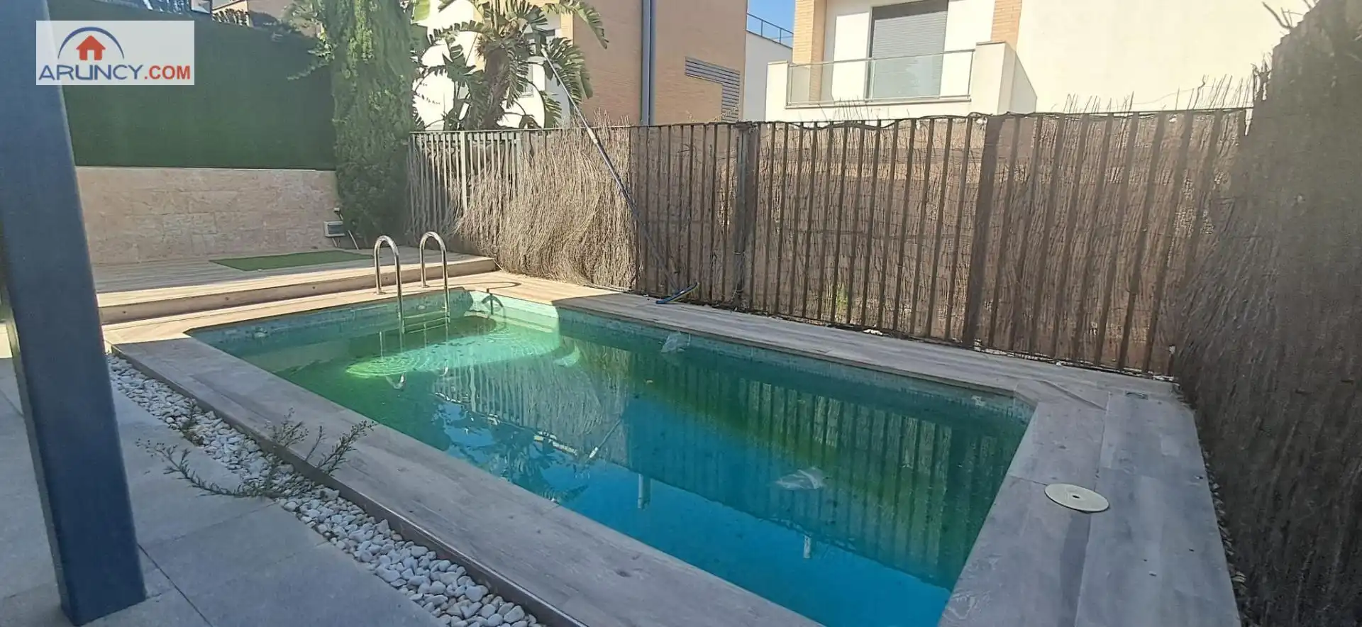 Piscina de Casa adosada en venda en Espartinas amb Aire condicionat, Calefacció i Jardí privat