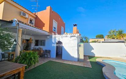 Vista exterior de Casa adosada en venda en La Pobla de Vallbona amb Aire condicionat, Terrassa i Piscina