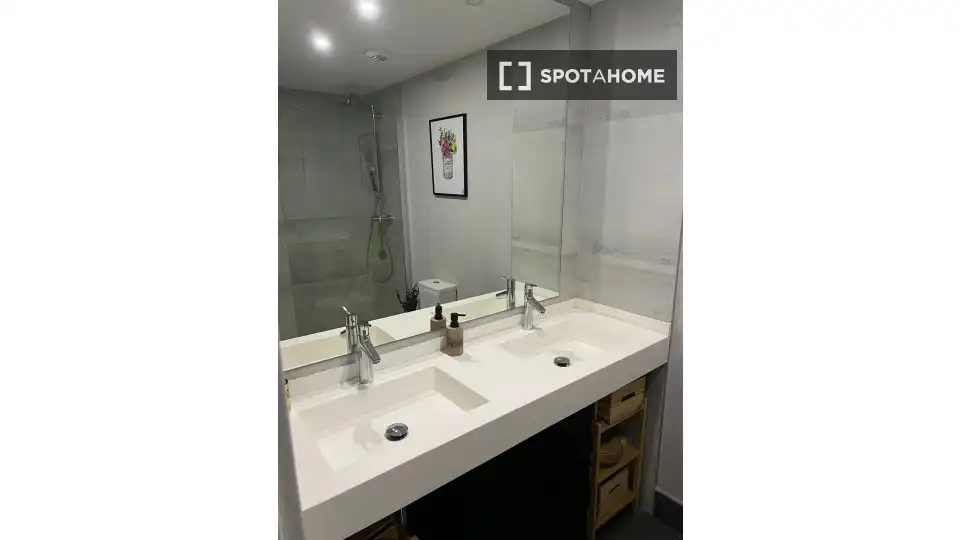 Baño de Piso de alquiler en Valencia con Aire acondicionado, Calefacción y Amueblado