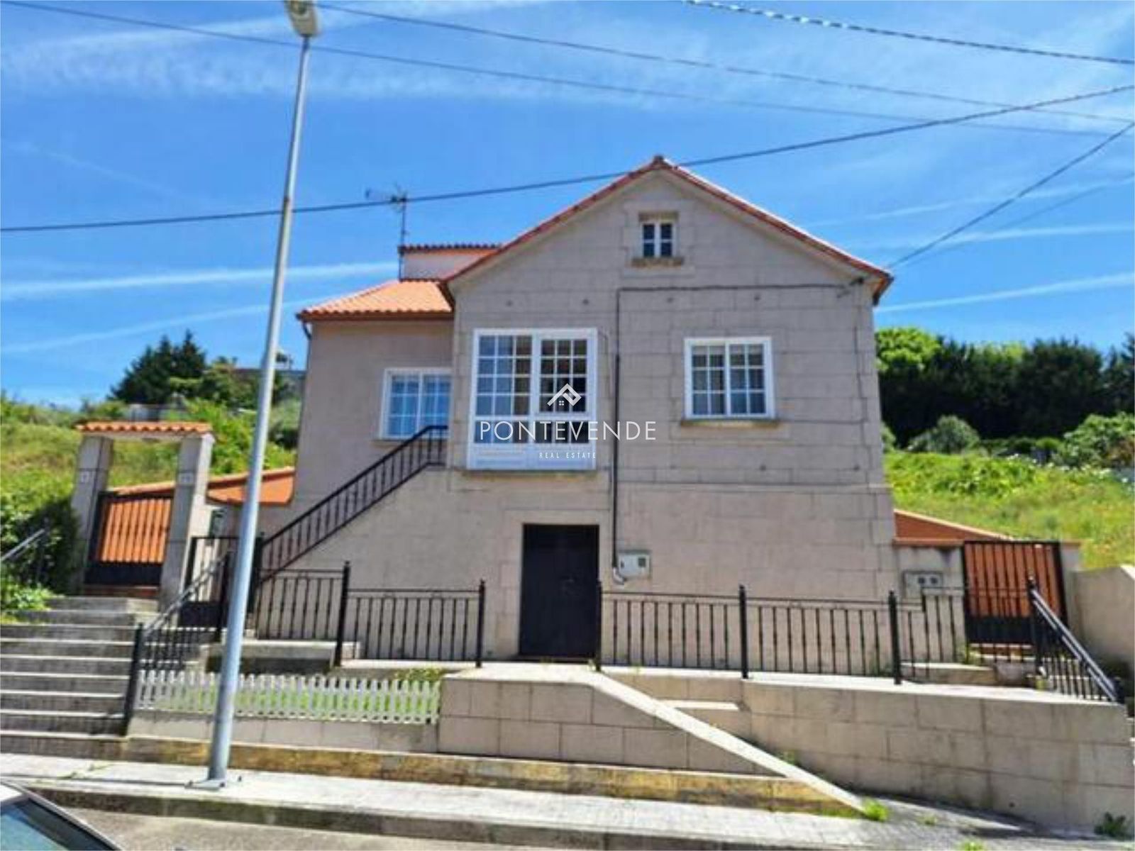 Vista exterior de Casa o xalet en venda en Vilagarcía de Arousa amb Calefacció, Traster i Moblat