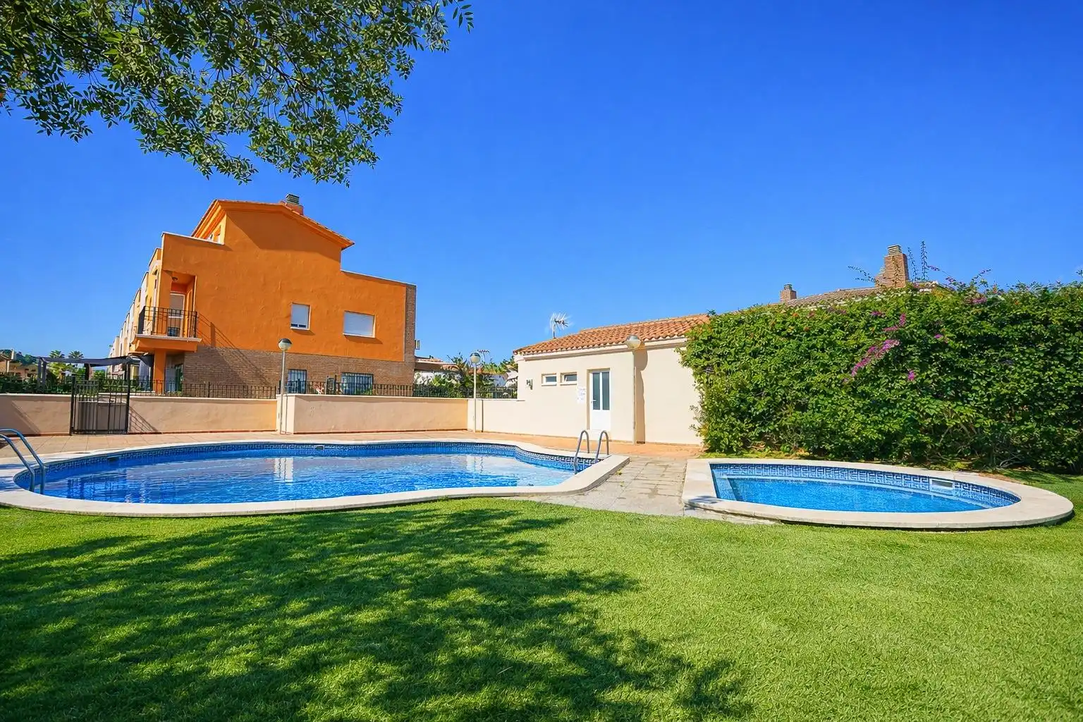 Piscina de Casa adosada en venda en Salou amb Aire condicionat, Calefacció i Jardí privat
