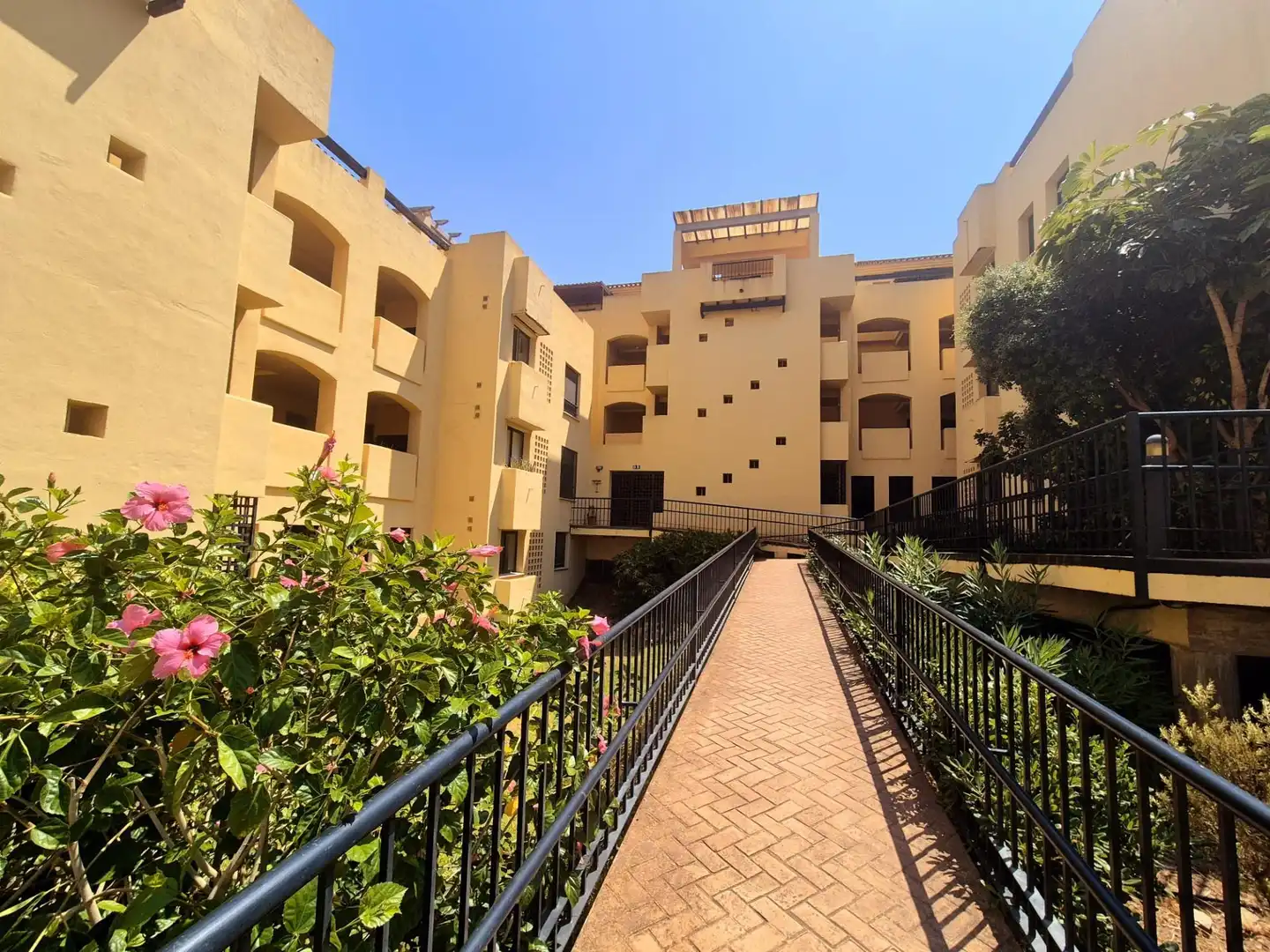Vista exterior de Àtic en venda en Mijas amb Jardí privat, Terrassa i Balcó