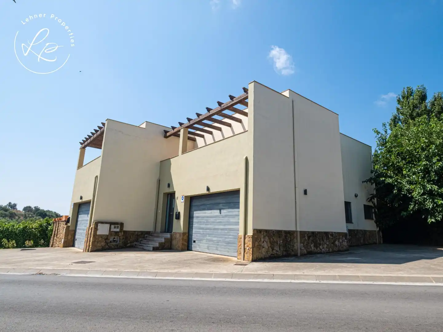 Vista exterior de Casa adosada en venda en Pedret i Marzà amb Aire condicionat, Calefacció i Jardí privat