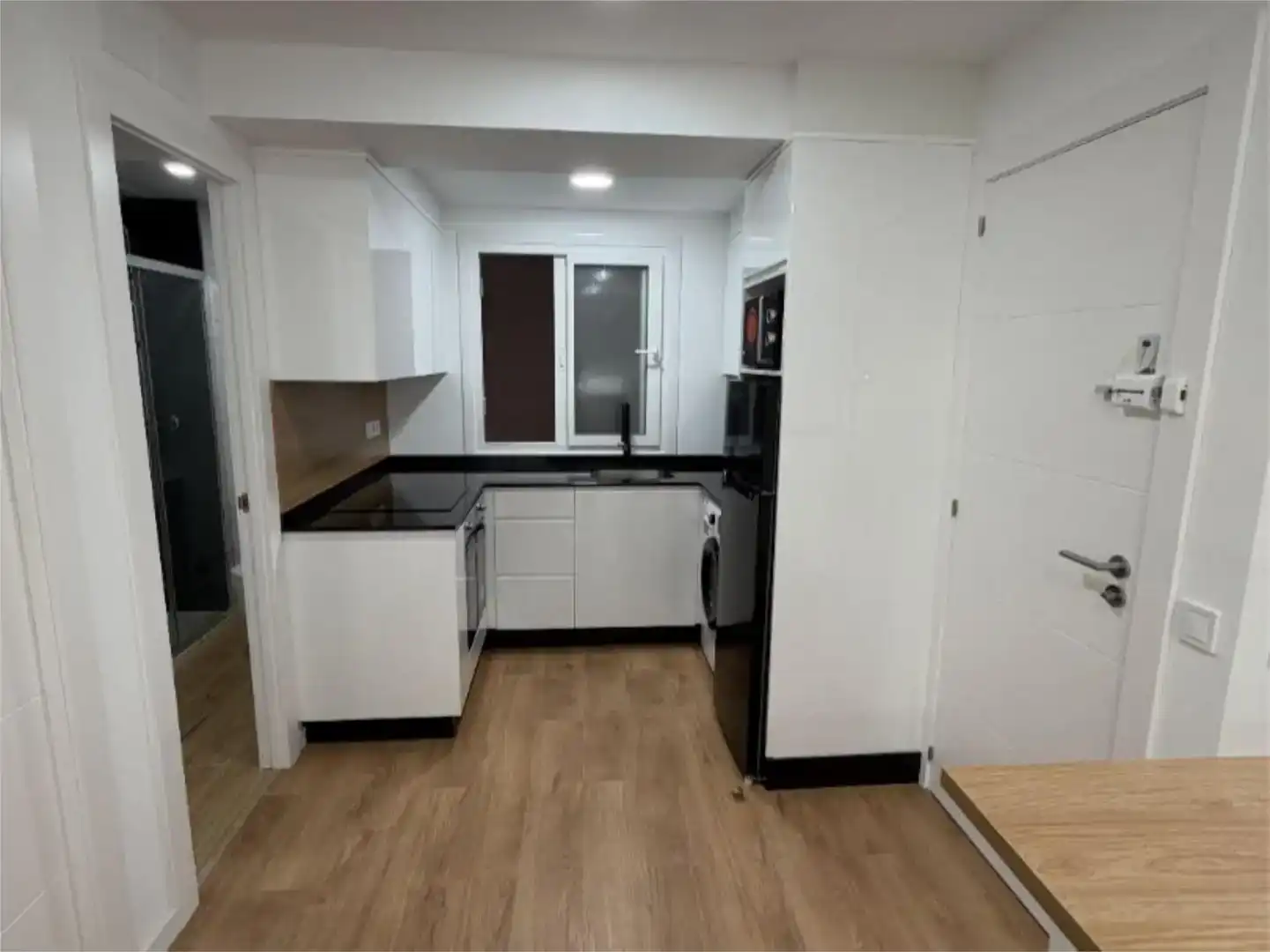 Küche von Wohnung zum Verkauf in Ames mit Klimaanlage