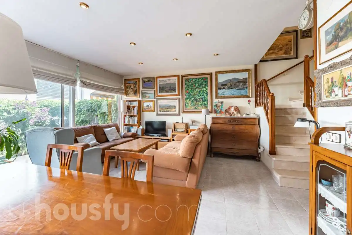 Sala de estar de Casa o chalet en venta en Sant Cugat del Vallès con Calefacción, Jardín privado y Parquet
