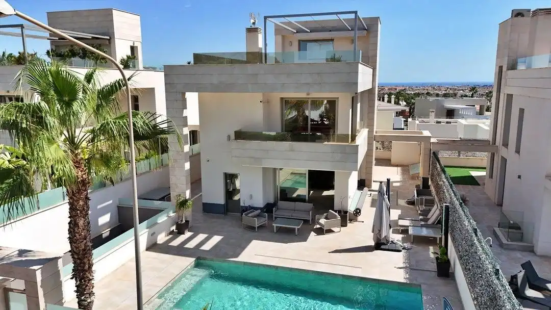 Vista exterior de Casa o xalet en venda en Orihuela amb Aire condicionat, Calefacció i Jardí privat