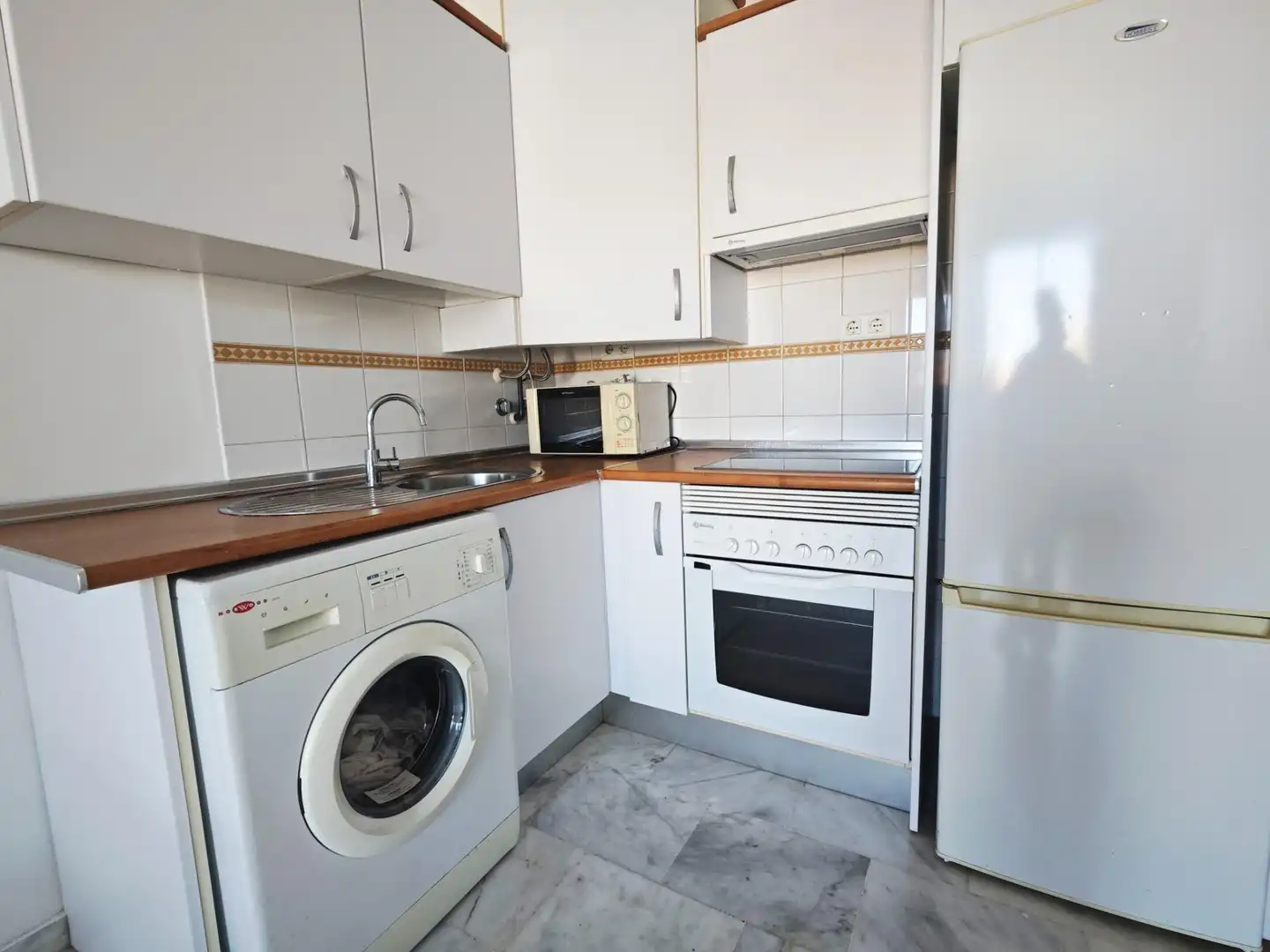 Cocina de Estudio de alquiler en Fuengirola con Aire acondicionado, Jardín privado y Terraza