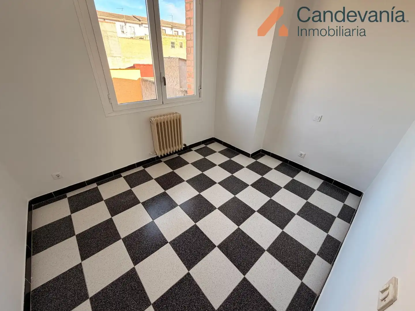 Casa adosada en venta en Gurrea de Gállego con Calefacción, Trastero y Horno