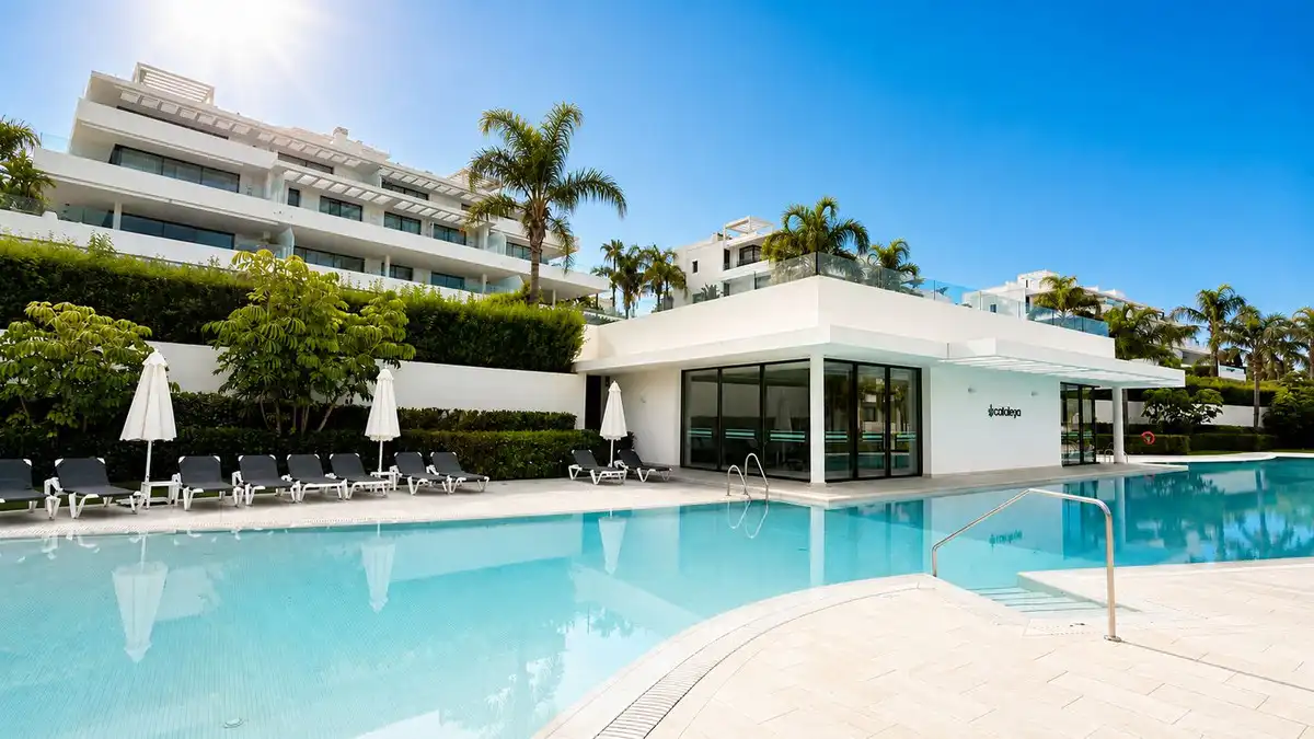 Schwimmbecken von Wohnungen zum Verkauf in Estepona mit Klimaanlage, Terrasse und Abstellraum