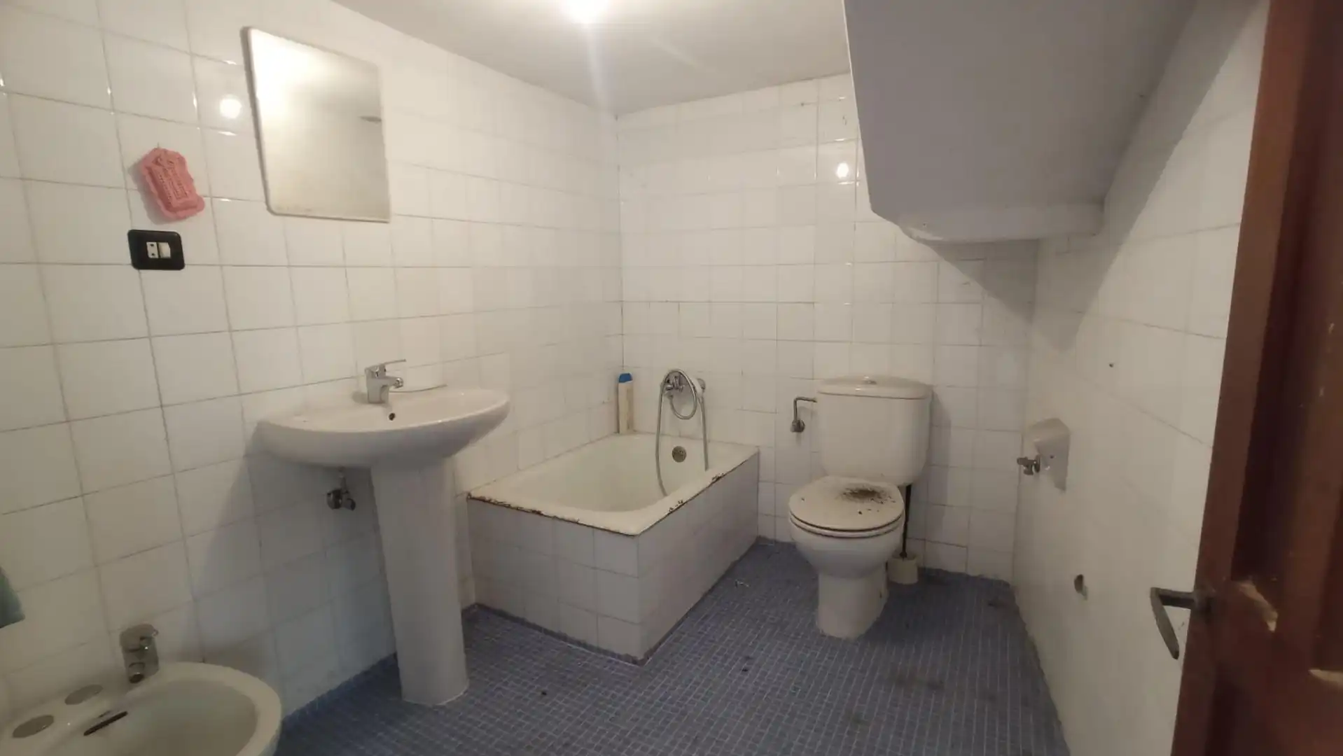 Baño de Finca rústica en venta en Sariego con Jardín privado y Amueblado